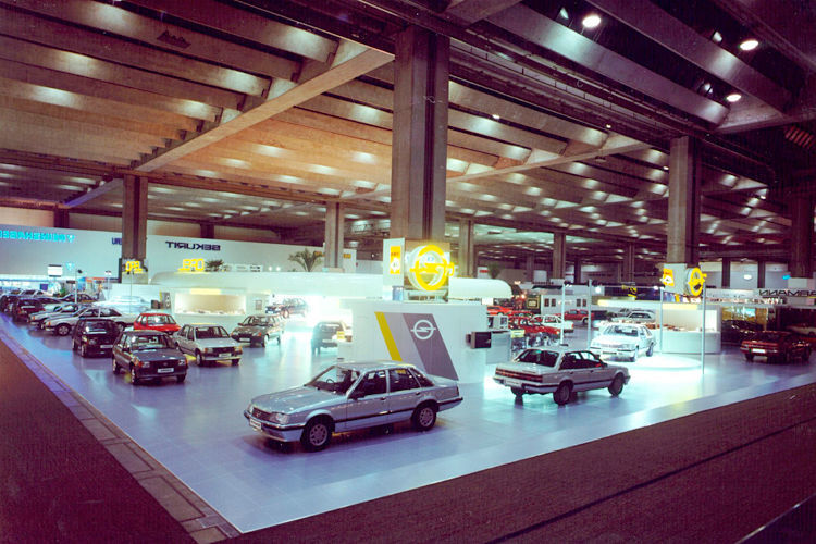 Opel konnte mit den Modellen Senator und Monza auch auf der IAA in Frankfurt das Publikum begeistern. (Opel)