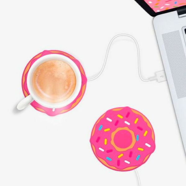 Mit dem „Freshly Baked Donut Cup Warmer“ von Oostor.com für rund 11 Euro bleibt Muttis Kaffee auch am Schreibtisch warm. (OOSTOR.com)