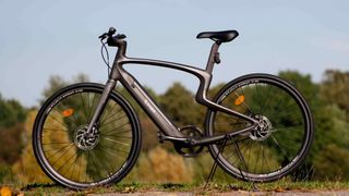 Das Carbon-E-Bike von Urtopia fällt vor allem mit dem eigenwilligen Rahmendesign ins Auge. (Bild: SP-X/Mario Hommen)