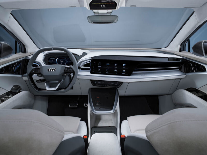 Das Interieur bietet schlanke, futuristische Formen und helle Farben. (Audi)