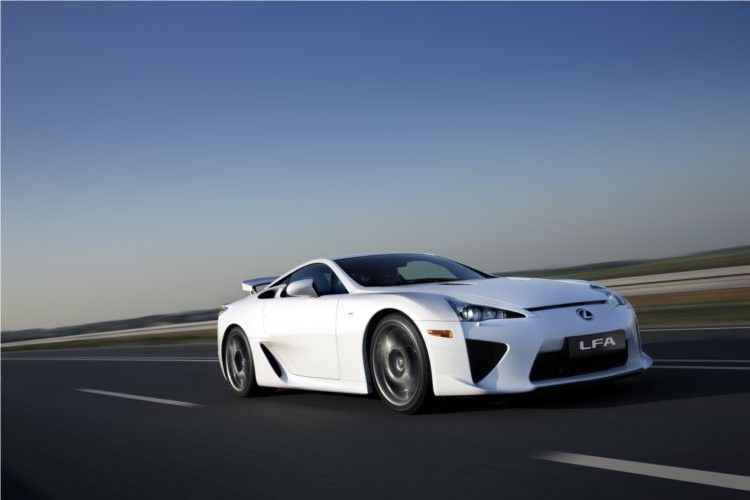 Ein echter Supersportler – der 1.500 kg schwere LFA beschleunigt in 3,7 Sekunden aus dem Stand auf Tempo 100. Maximal sind 325 km/h möglich. (Lexus)