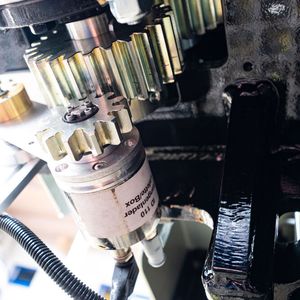 Der absolute CAN-Open-Drehgeber ist ohne weitere Schutzeinhausung verbaut. Der schock- und vibrationsfeste Sensor erhielt für diesen Einsatz speziell abgestimmte Lager. (Bild:  Wachendorff Automation / AT-Boretec)