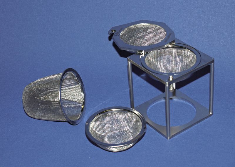 Bild 3: Die Miniaturwaschkörbchen aus elektropoliertem Edelstahl sind gefragte Behälter für die Reinigung kleinster Werkstücke und Werkzeuge. (Bild: LK Mechanik)