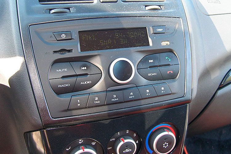 Auch mit Radio und Klimaanlage halten modernere Zeiten Einzug in das Modell. (Foto: Grimm)