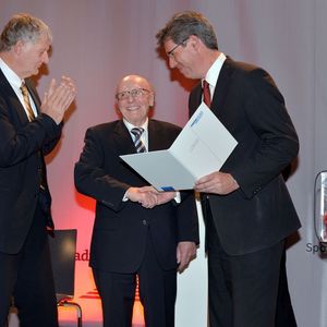 Der Rektor der RWTH Aachen, Professor Ernst Schmachtenberg (links), und der Oberbürgermeister der Stadt Aachen, Marcel Philipp (rechts), bei der Überrei-chung des Aachener Ingenieurpreises an Professor Franz Pischinger.