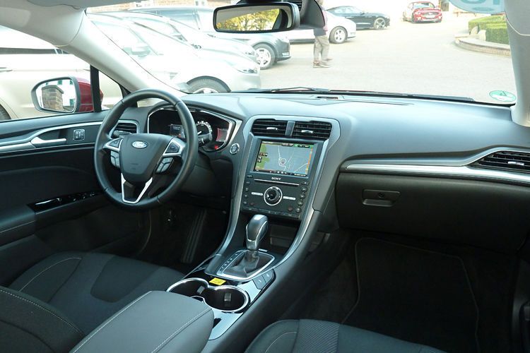 Angeboten wird der Ford Mondeo Hybrid als Stufenheckmodell. In der angebotenen  Ausstattungslinie Titanium kostet der Benzinhybrid 35.810 Euro. (Wolfgang Pester)