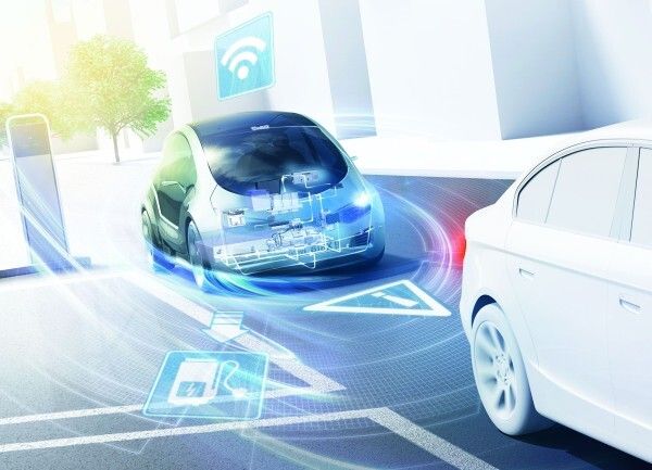 Die Vernetzung des Automobils: Das Fahrzeug der Zukunft wird permanent mit dem Internet, seiner Umgebung und anderen Fahrzeugen verbunden sein. (Bild: Bosch)