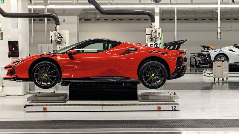 Beim Gang durch die zweistöckige Produktion zeigt sich: Die E-Factory sieht überhaupt nicht aus wie eine übliche Autofabrik. Zwischen den Arbeitsplätzen klaffen große Lücken, alles wirkt überaus luftig.(Bild:  Ferrari)