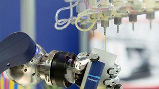 Human meets Robotics – attraktiv umgesetzt am Bespiel des Assistenzroboter Hollie vom FZI Karlsruhe als Barkeeper. (Bild: Schunk)