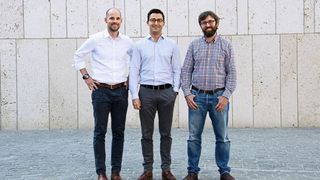 Dr. Johannes Schmalz (links) und Dr. Markus Westermeier (Mitte) entwickelten die Idee zu Spanflug während Ihrer Promotion am iwb der TU München und gründeten das Unternehmen im Januar 2018 gemeinsam mit Dr. Adrian Lewis (rechts). (VDW)