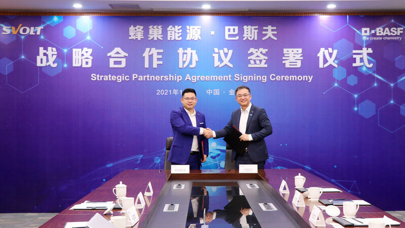 Yang Hongxin, Chairman und CEO von Svolt (l.) und Jay Yang, CEO von BASF Shanshan Battery Materials unterzeichneten die Vereinbarung. 