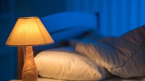 La luz tenue ayuda por la noche a conciliar el sueño. (Imagen:© realstock1 / Adobe Stock)