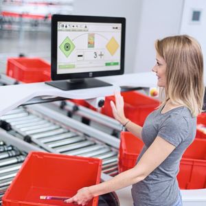 TGW entwickelte einen Hochleistungs-Kommissionierarbeitsplatz, der für Behälter, Kartons und Tablare geeignet ist. (Bild:  TGW)