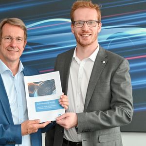 ZDK-Geschäftsführer und -Referent Carsten Bieler (v.l.) präsentieren das Positionspapier des Zentralverbands zur Elektromobilität.(Bild:  Bildschön)