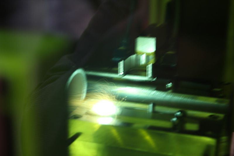 Das iwb zeigte unter anderem das Schneiden von CFK mittels Laserstrahl... (Bild: iwb)