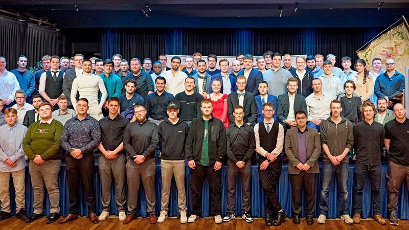 74 neue Kfz-Mechatroniker und zwei Kfz-Mechatronikerinnen der Kfz-Innung Kiel-Neumünster freuten sich über ihre Gesellenbriefe. Obermeister Hans W. Hansen schwor die neuen Fachkräfte auf die Herausforderungen der Zukunft ein. Unter großem Applaus der Gäste erhielten die neuen Gesellen die Briefe anschließend feierlich durch den Prüfungsausschussvorsitzenden Guido Frevert überreicht. (Bild: Kfz-Innung Kiel-Neumünster)