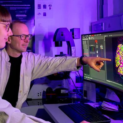 Die beiden Max-Planck-Wissenschaftler Ronja Krüsemer und Martin Kaltenpoth (Bild: Benjamin Weiss, Max-Planck-Institut für chemische Ökologie)