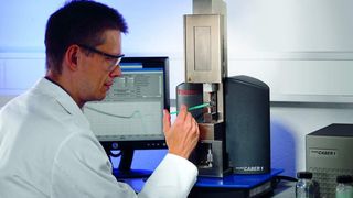 Die Quantifizierung der Dehneigenschaften von Flüssigkeiten ist mit dem Dehnrheometer Haake CaBER jetzt auch mittels Normalkraft möglich. (Archiv: Vogel Business Media)