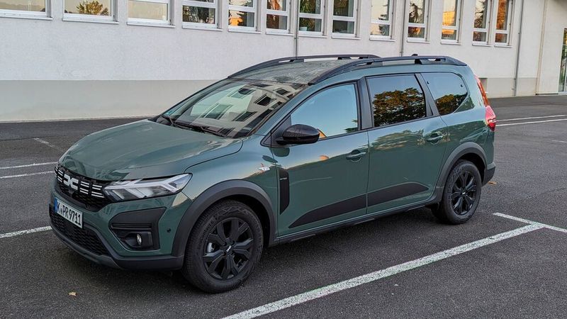 10. Und beim Dacia? Zugegeben: So viele praktische oder auch nur praktisch aussehende Details wie beim Toyota haben wir beim Jogger nicht gefunden. Er ist einfach ein simples und preisgünstiges Transportmittel. Stattdessen möchten wir die aus unserer Sicht gelungene Gestaltung des Wagens noch einmal hervorheben.  (Bild: Rosenow – VCG)