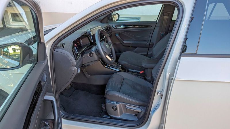 In dunklen Farben und mit hochwertigen Materialien präsentiert sich der Innenraum. (Bild: Rosenow – VCG)