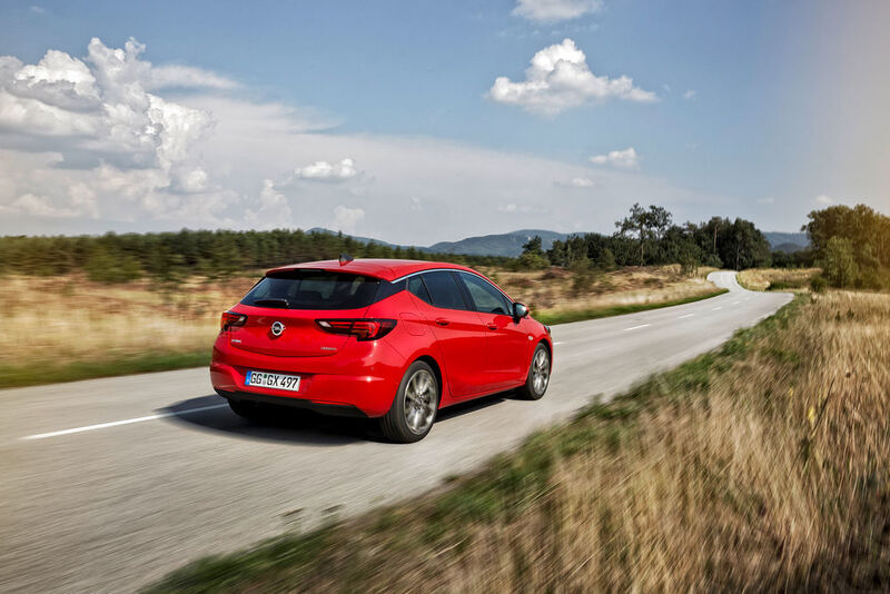 Mit gleicher Ausstattung gibt es den kräftigeren Vierzylinder-Turbodiesel im Astra 1.6 CDTi (81 kW/110 PS) mit Sechsgangschaltung. Er verbrauchte im Fahralltag 4,5 l/100 km und kostet 25.530 Euro. Sein Mehrpreis von 3.200 Euro rechnet sich ab rund 117.000 Kilometern. (Opel)