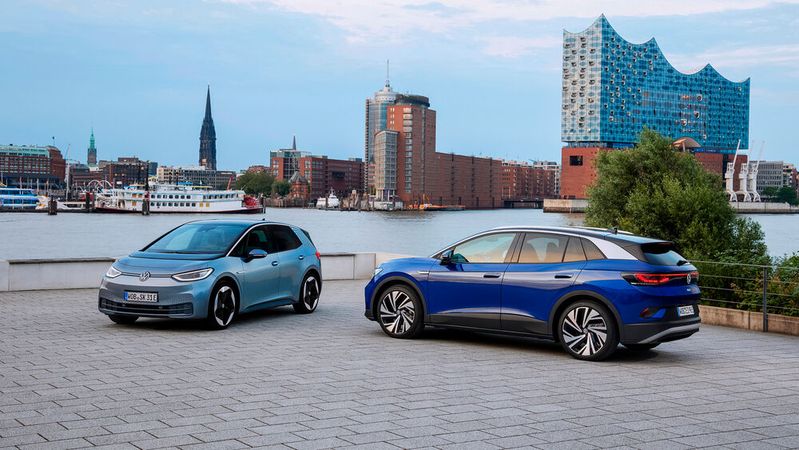 Die größten VW-Händler in Deutschland können für 2022 noch 35 ID 3 (l.) und 50 ID 4 (r.) beim Hersteller ordern.(Bild:  Volkswagen)