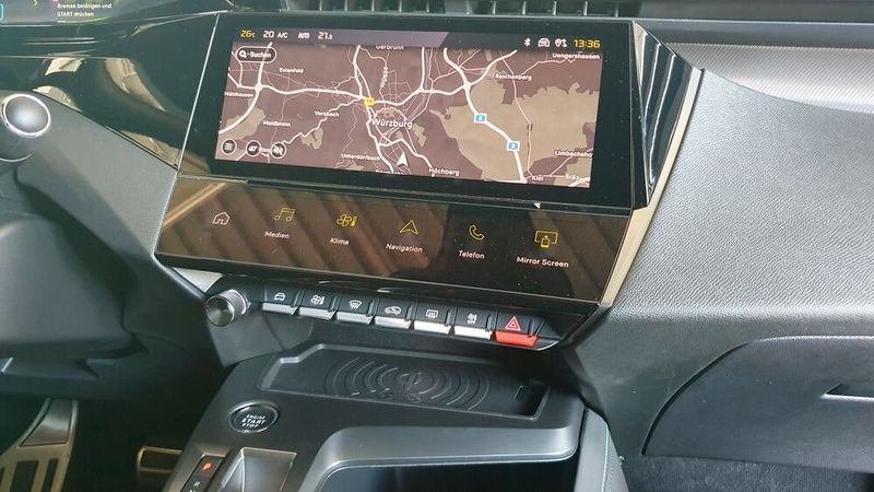 7. Das Bedienkonzept: Über einen Zehn-Zoll-Touchscreen wird das Infotainment-System gesteuert, was nach einer kurzen Eingewöhnungsphase gut von der Hand geht und in dem man sich schnell zurechtfindet. Darunter befinden sich anpassbare, digitale Shortcuts, was uns besonders gut gefallen hat. Zusätzlich gibt es analoge „Shortcuts“ oder eben echte Schalter für verschiedene Funktionen, die leicht und intuitiv erreichbar sind. (Bild: Schreiner – VCG)