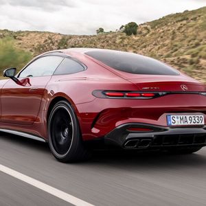 Die Designer in Affalterbach übernahmen die Grundform des fast 20 Zentimeter kürzeren Vorgängers, samt markantem, von einem ausfahrbaren Spoiler gekrönten Rundheck.(Bild:  Mercedes-AMG)