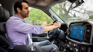 Jetzt bietet auch Ford Update-Funktionen mittels WLAN oder Mobilfunk für seine Fahrzeuge an. Ab Herbst ist die Sprachassistentin Alexa erhältlich. (Bild: Ford)