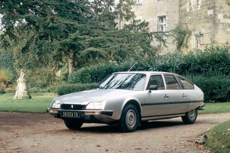 Der Citroën CX hatte seinen Namen von dem französischen Begriff für den cw-Wert (Luftwiderstandsbeiwert) erhalten. Er wurde zwischen 1974 und 1991 in 1.170.645 Exemplaren produziert. Es gab ihn als Berline (Limousine) und Break (Kombi).  (Citroën)