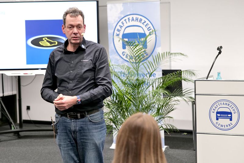 Und Andreas Weingart, Leiter Berufsbildung und Technik bei der Kfz-Innung Hamburg, erläuterte den Verlauf des Finales der Deutschen Meisterschaften im Kfz-Handwerk. (Bild: Schmidt - VCG)