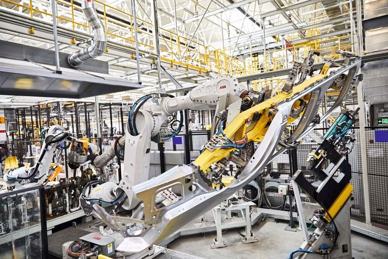 Fertigungsanlagen sind ein lohnendes Angriffsziel und dementsprechend gefährdet. (Bild: ABB Robotics)