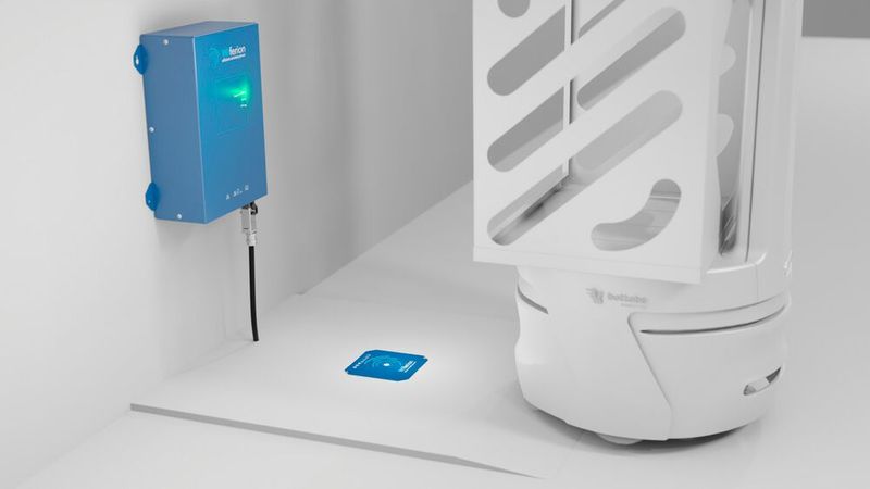 Mit „etaLINK“ laden autonome mobile Roboter schnell, sicher und wartungsfrei ihre Akkus wieder auf. (Bild: Wiferion)