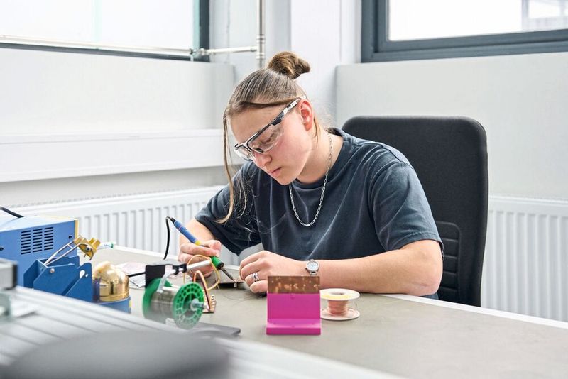 Die Verbindung von Theorie und Praxis ist ein zentraler Bestandteil der dualen Bildung bei Endress+Hauser. (Bild: Endress+Hauser)