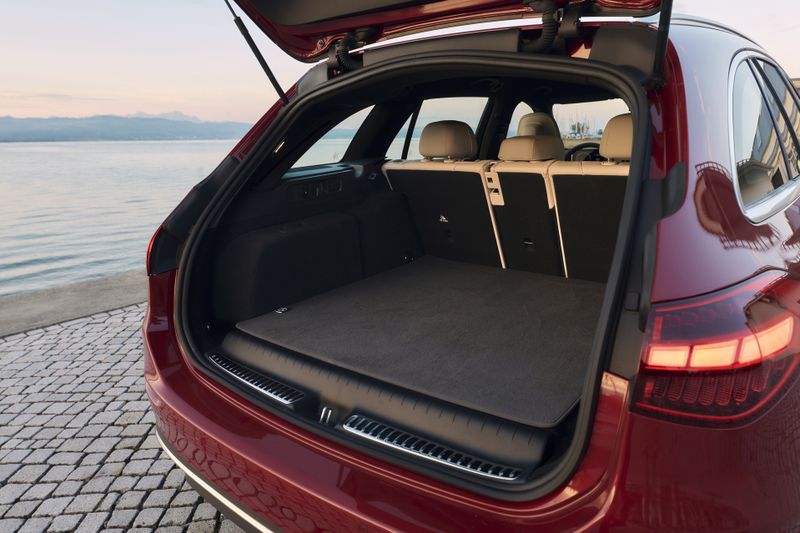 Die Limousine fasst 455 Liter, das T-Modell bis zu 1.510 Liter. (Bild: Mercedes-Benz AG)
