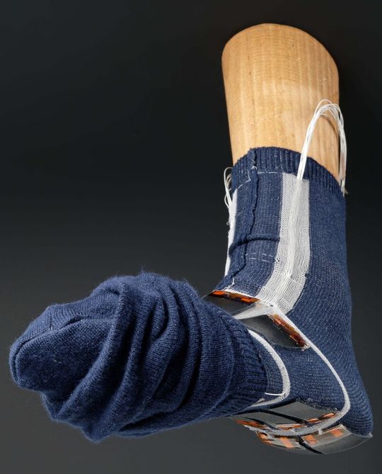 Auf der ADD vorgestellt: Prototyp einer gestrickten Sensorsocke zur Ulcus-Prophylaxe. Auf der ADD vorgestellt: Prototyp einer gestrickten Sensorsocke zur Ulcus-Prophylaxe.