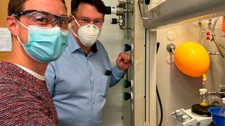 Forschen an alternativen Herstellungswegen für Molnupiravir: Prof. Dr. Till Opatz (rechts) und Tobias Lucas im Mainzer Labor. (Torsten Behrendt)