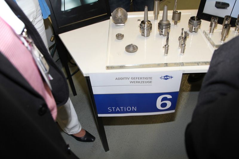 Im Anschluss an den Mapal Dialog am 16. und 17. Juni lud das Unternehmen zur Pressekonferenz, in der neben Fachvorträgen zu neuen Technologien und Verfahren eine Werkzeugvorführung zu bestaunen war. (Bild: Sonnenberg)