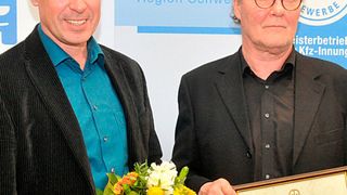 Führungswechsel bei der Kfz-Innung Schwerin: Obermeister Thomas Wilk (li.) und Ehrenobermeister Michael Ahrenbeck. (Foto: Zietz)