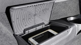 Volvos Designchef Thomas Ingenlath versteckte eine grinsende Spinne im Deckel eines Ablagefachs im Oberklasse-SUV XC90. (Volvo)