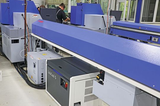 Die kompakten Hochdruckaggregate von Knoll können unter Stangenladern platziert werden und erfordern somit keine zusätzlichen Flächen in Werkhallen.(Bild:  Knoll)