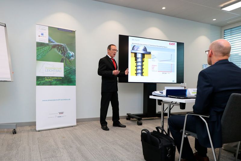 Im Praxisforum 3 konnten sich die Teilnehmer über drei Fügetechnologien informieren. Volker Dieckmann von Ejot stellte die Direktverschraubung mikrozellular geschäumter Thermoplaste vor ... (K.Juschkat/konstruktionspraxis)
