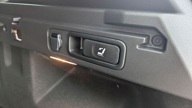 Und – man sehe und staune – sogar eine Fernentriegelung für die Rücksitzlehnen kann der Dacia vorweisen. Und eine elektrisch öffnende Heckklappe. Jetzt stelle man sich zum Vergleich den ersten Logan aus dem Jahr 2005 vor ... (Bild: Rosenow – VCG)