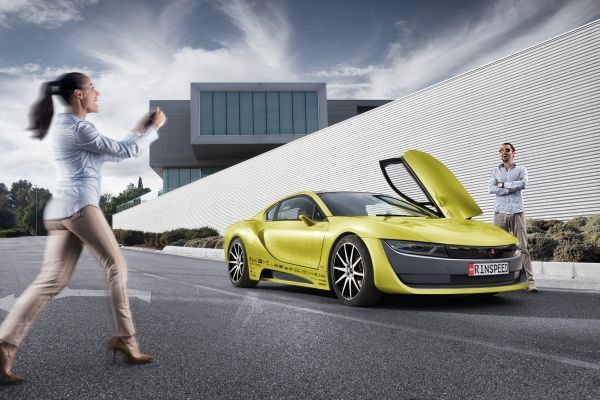 Der hybride Sportwagen Σtos: unterwegs mit persönlichem Autopilot und Drohne. (Rinspeed)