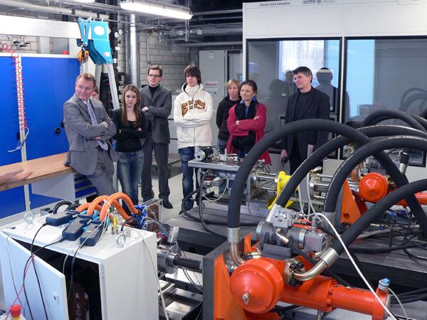 Landtagsabgeordnete und Praktikanten lassen sich den Freikolbenlineargenerator erklären. (DLR)