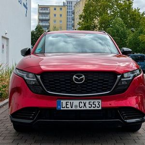 Die unaufdringliche Eleganz des Mazda-Designs ist in Zeiten, in denen sich viele Hersteller bei der Karosseriegestaltung eher an militärischen Fahrzeugen zu orientieren scheinen, eine Wohltat.(Bild:  Rosenow – VCG)