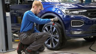 Trotz eines sehr hohen allgemeinen Sicherheitsbewusstseins rund um den Autoreifen nehmen es viele Autofahrer mit dem Wechsel nicht so genau.  (Bild: sp-x)