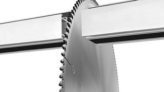 Leuco Ledermann bringt mit dem Sägeblatt HW-TR-F-K ein langlebiges Werkzeug auf den Markt, dass das Sägen von Leichtmetallprofilen übernehmen kann. Der Hersteller verweist dabei auf die gute Kantenqualität, die sich ergibt. (Leuco)