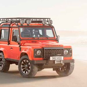 Neben klassischen Farbtönen und traditionellen Felgen erhalten Classic-Defender-V8-by-Works- Bespoke-Interessierte auch knallige Lackierungen und moderne Felgen. (Bild:  JLR)