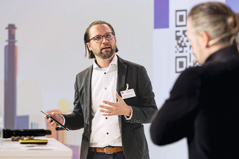 Benedikt Hofmann, Chefredakteur der MM-Maschinenmarkt-Gruppe, führte als Moderator durch den Tag.  (Bild: Stefan Bausewein)